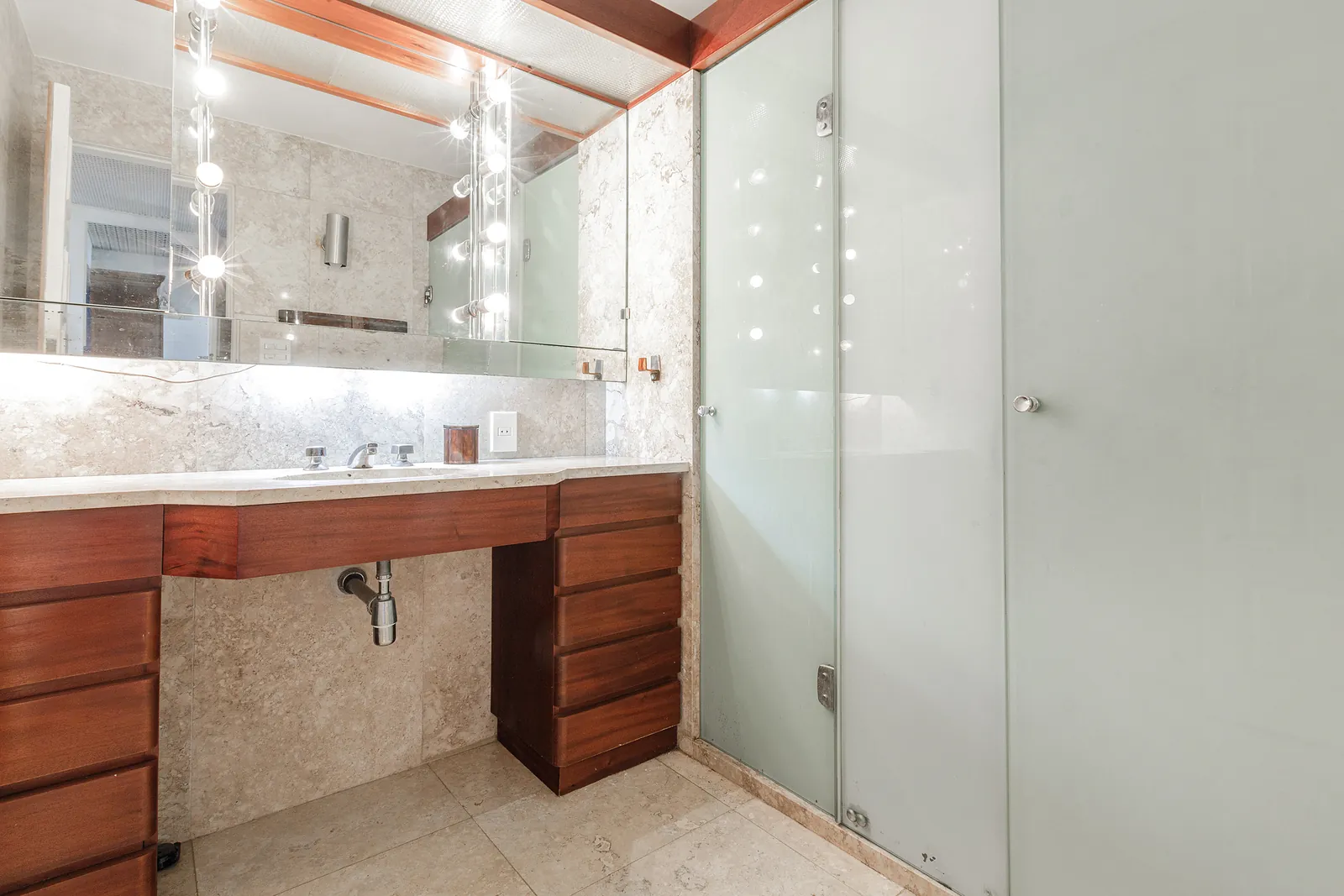 Une salle de bains avec double vasque et large miroir