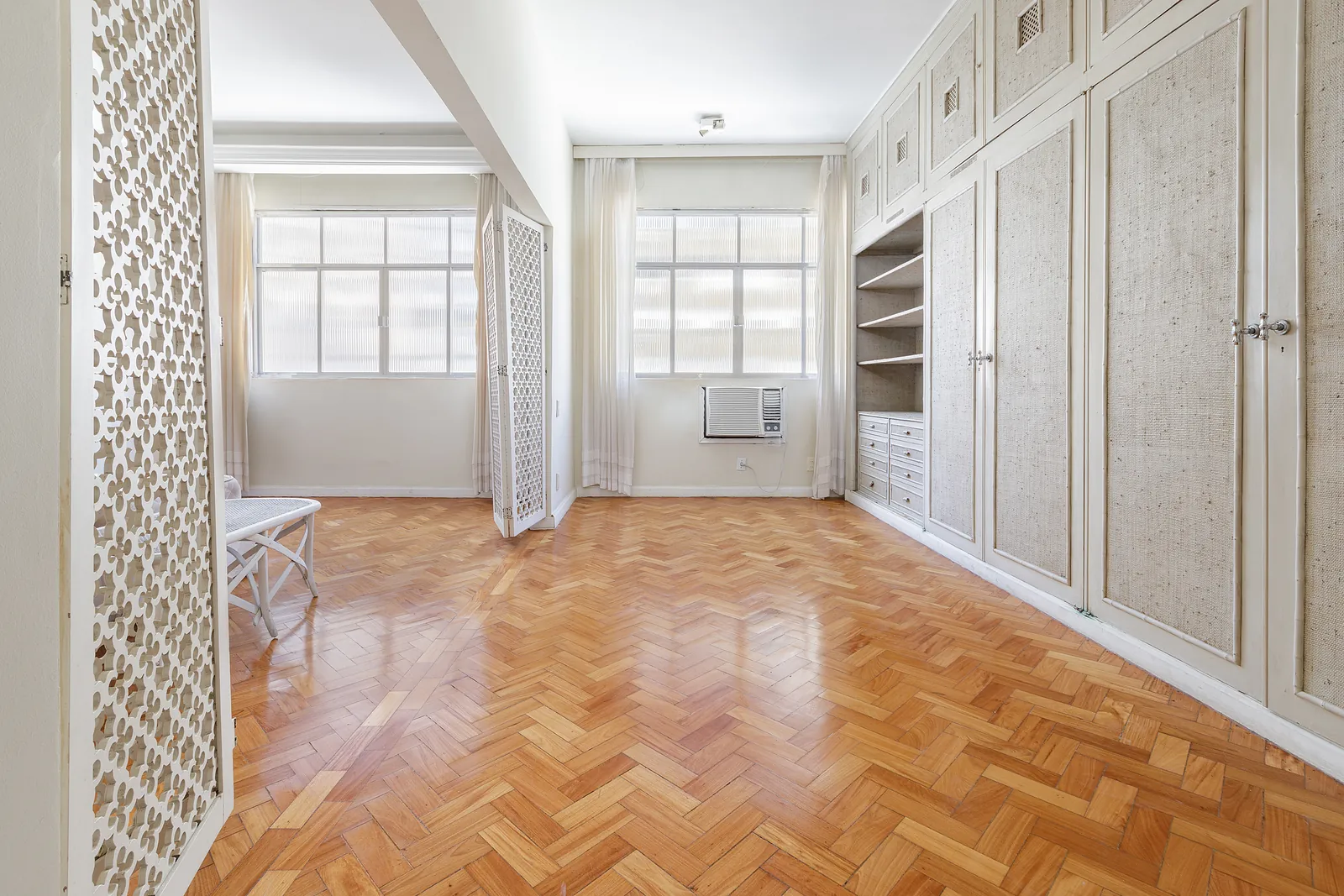 Un dressing aux penderies intégrées le long du mur