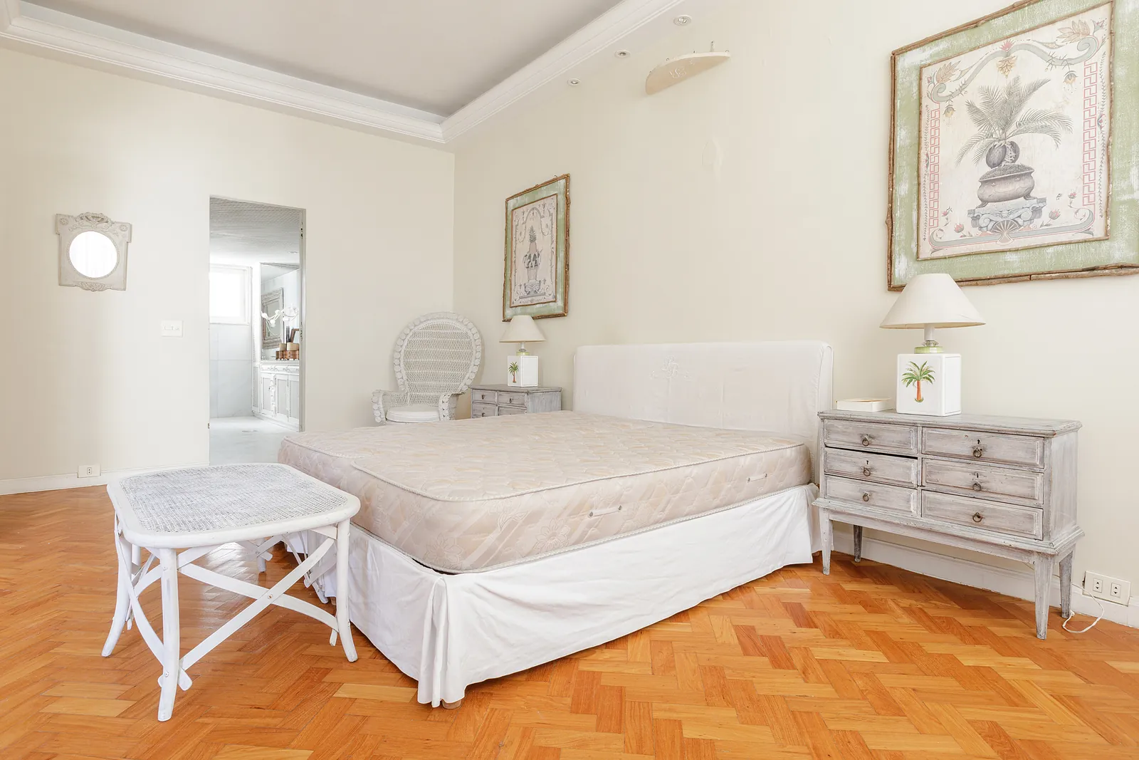 La chambre principale, un lit, des commodes et des cadres