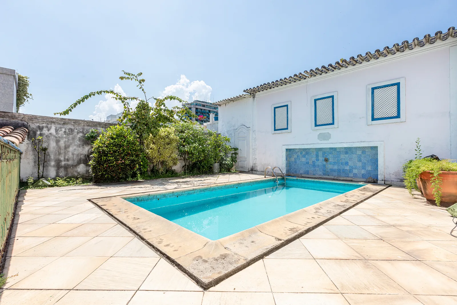 La piscine sur le toit, sur son platelage de pierre, végétation à côté