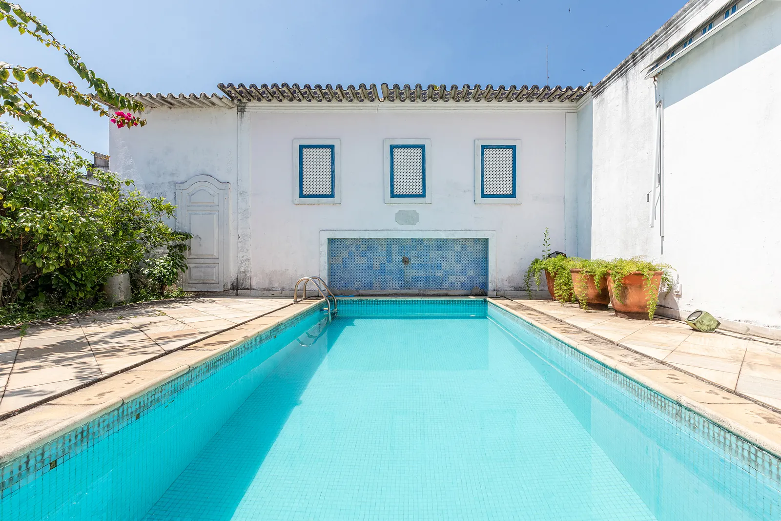 La piscine vue en longueur, un mur d'azulejos le long d'un côté