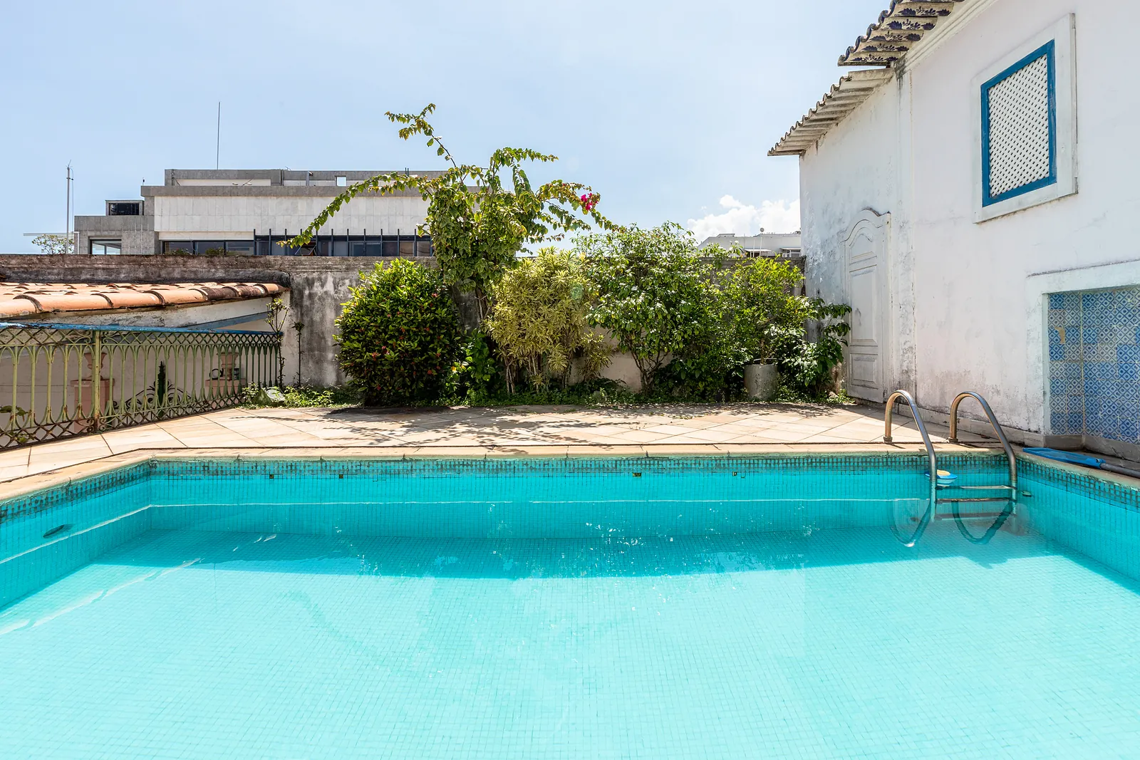 La piscine et le jardin du toit, les collines de Rio derrière