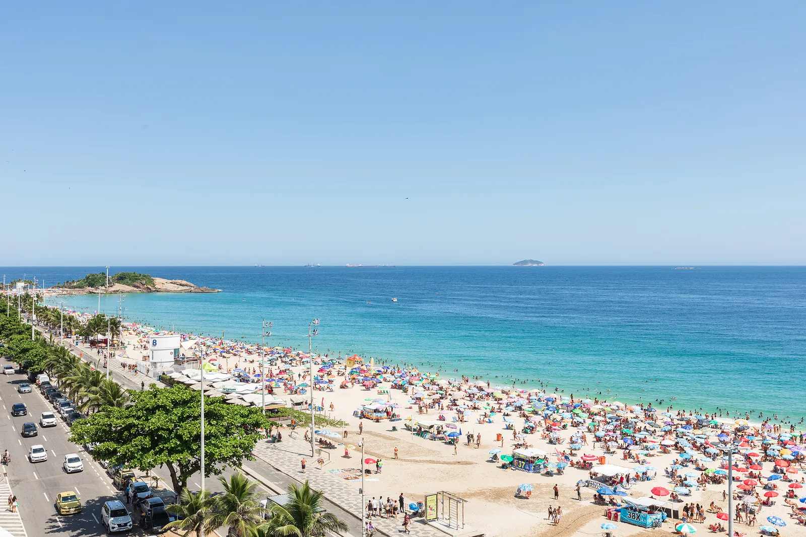 La plage d'Ipanema vue du toit, les Dois Irmãos au fond