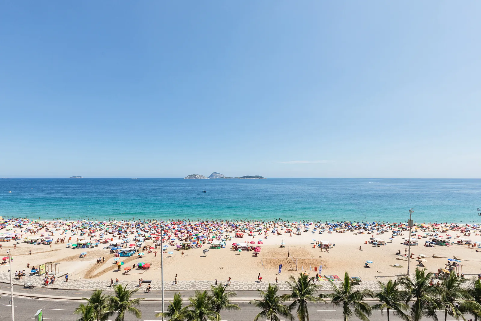 La plage et les îles Cagarras à l'horizon