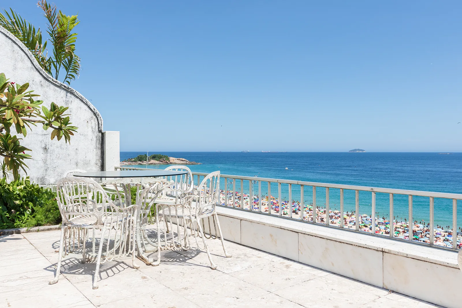 Une table de terrasse face à la mer et aux îles