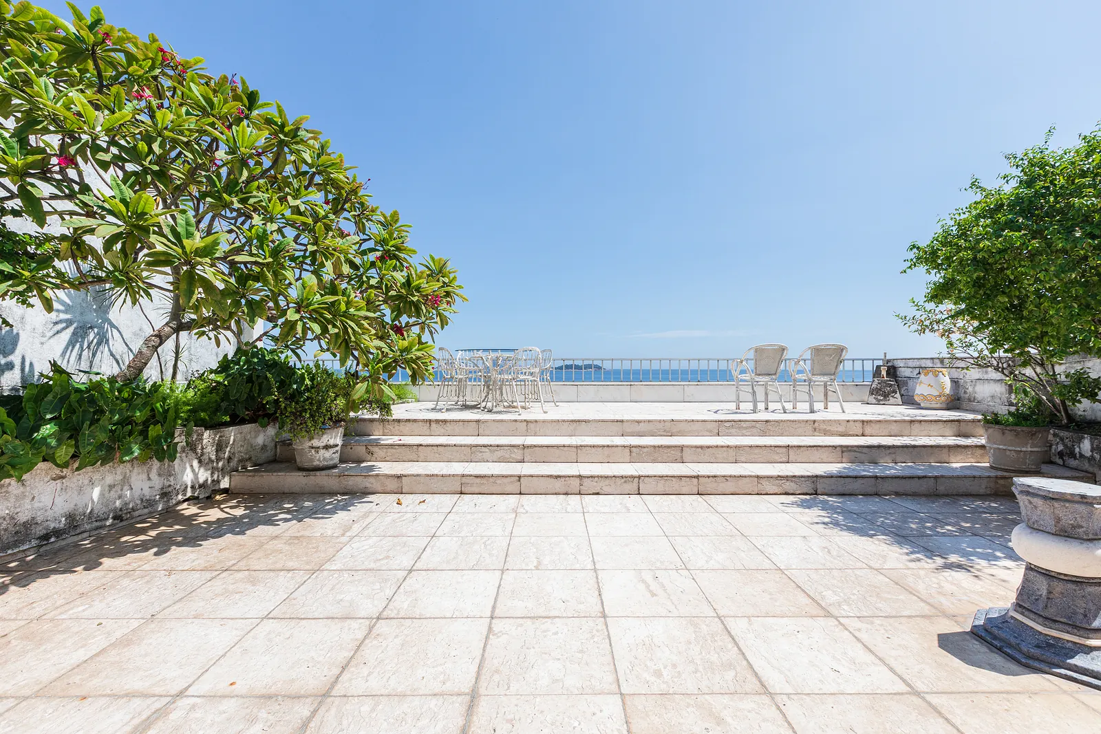 Une terrasse ouverte sur le toit, transats face à l'océan