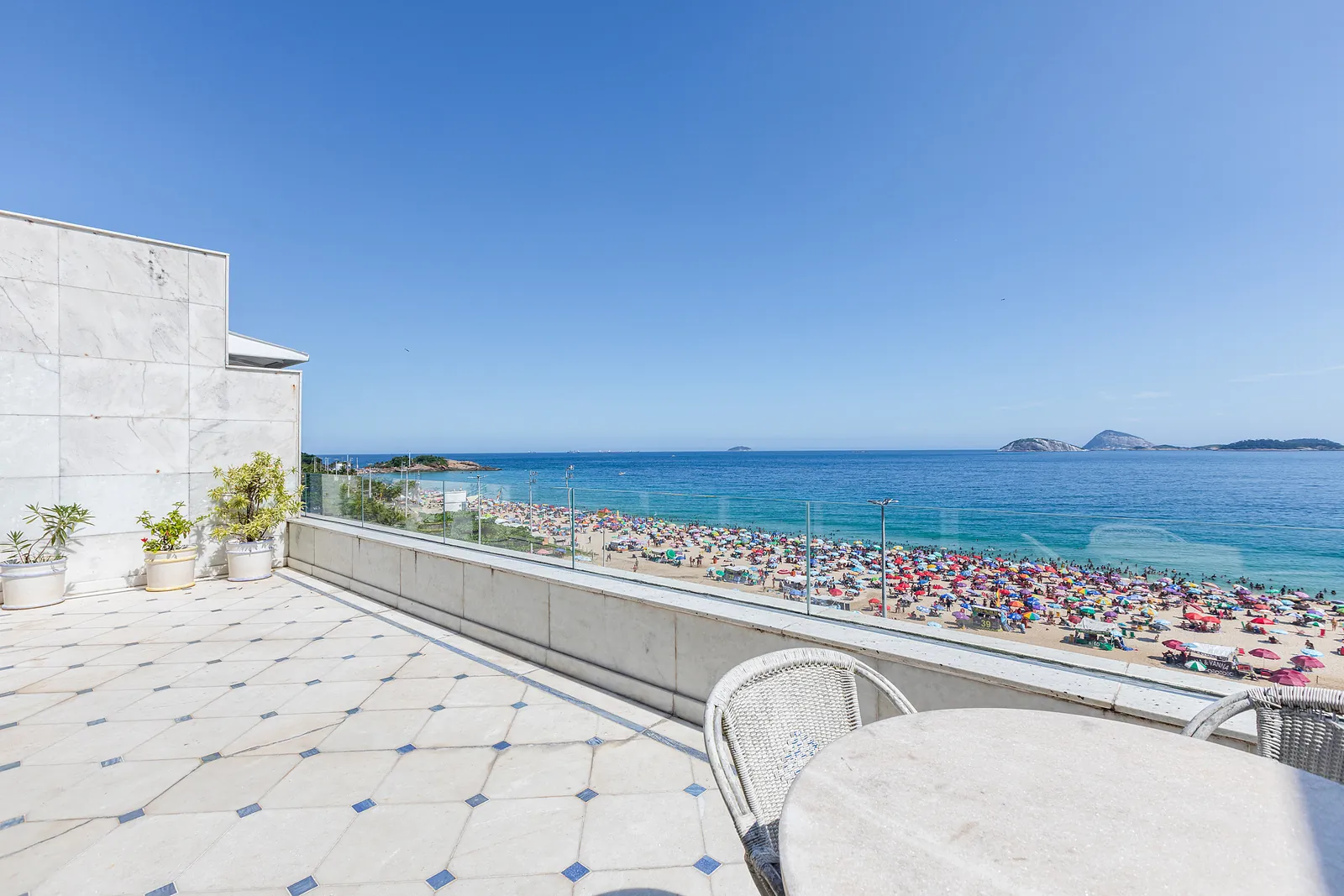 Toute la courbe de la plage d'Ipanema depuis la terrasse