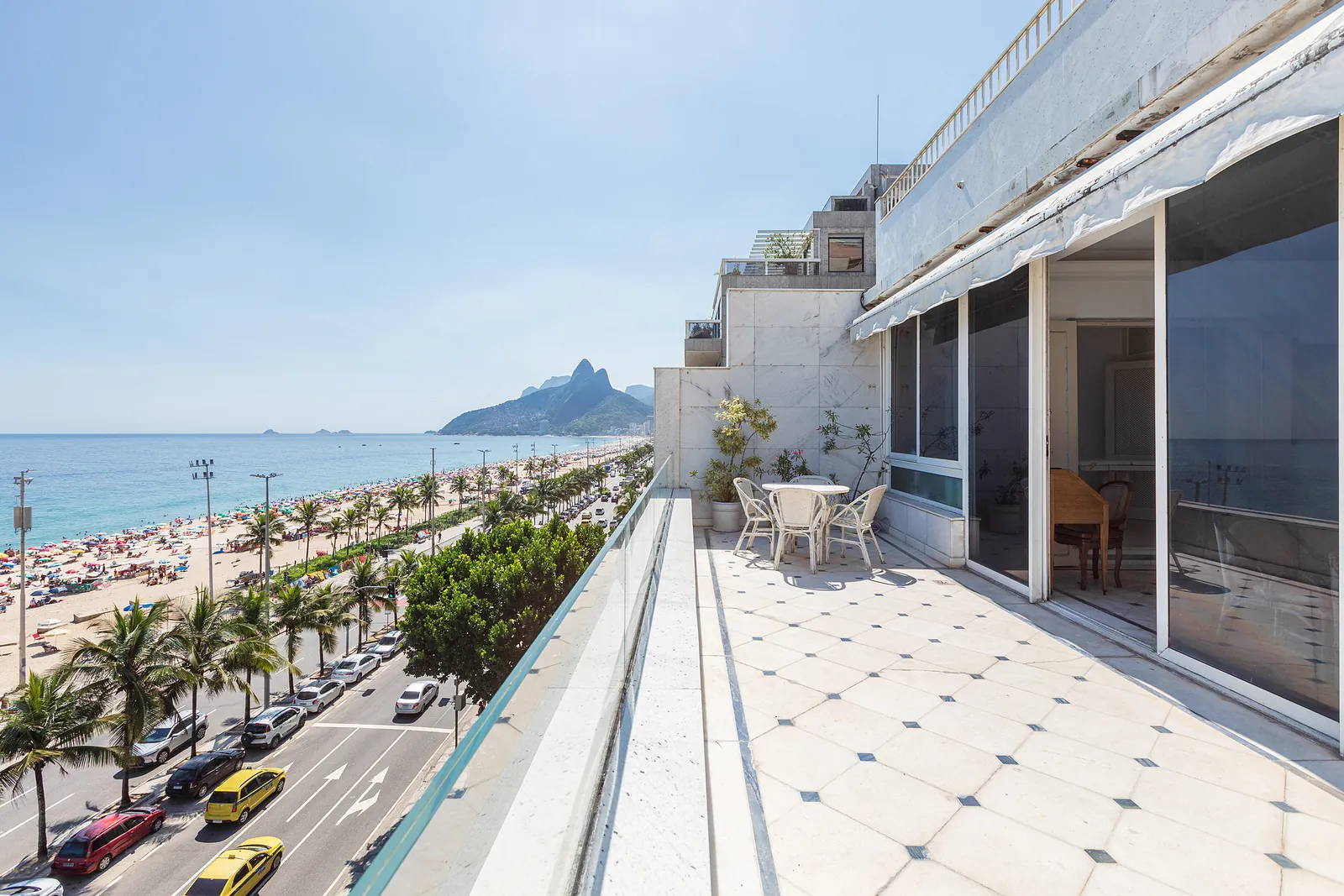 La terrasse le long du verre, la plage et les Dois Irmãos en contrebas